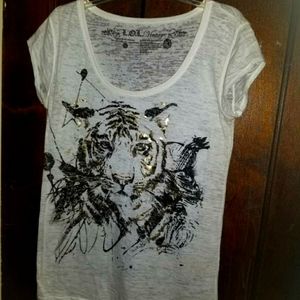 XL Off white light weight tiger tee shirt with gold accents.